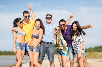 group-friends-having-fun-beach-summer-holidays-vacation-happy-people-concept-34601196